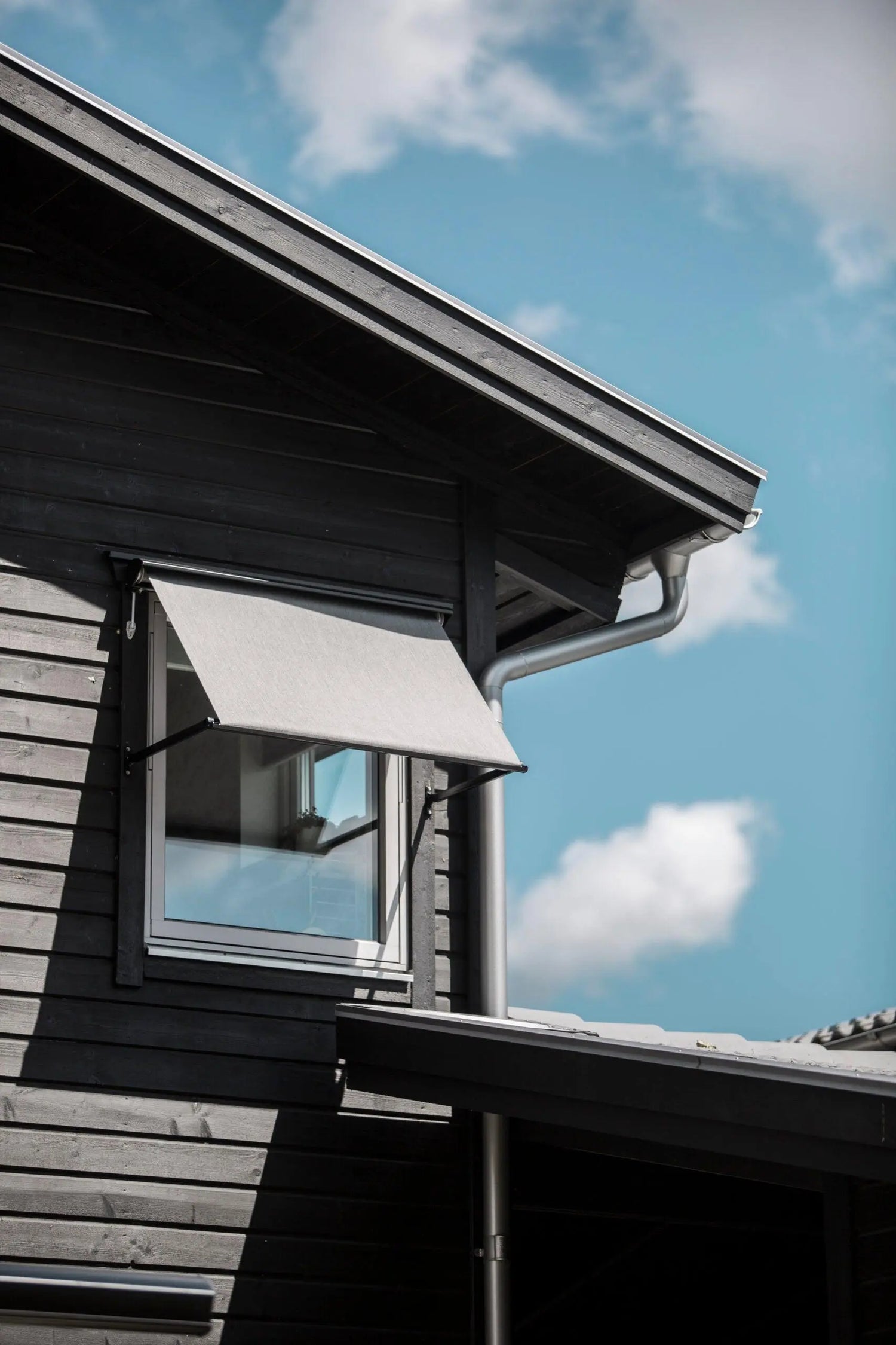 Måttanpassad fönstermarkis F320 med kassett monterad på villa