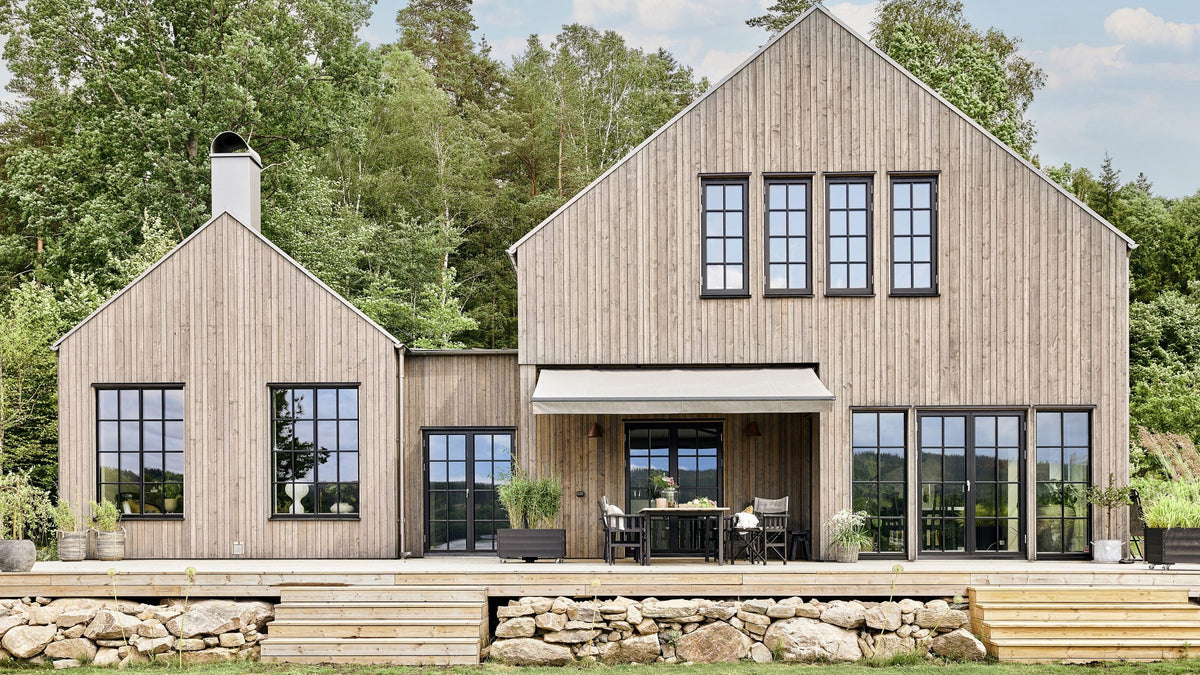 Fönstermarkiser på ett hus