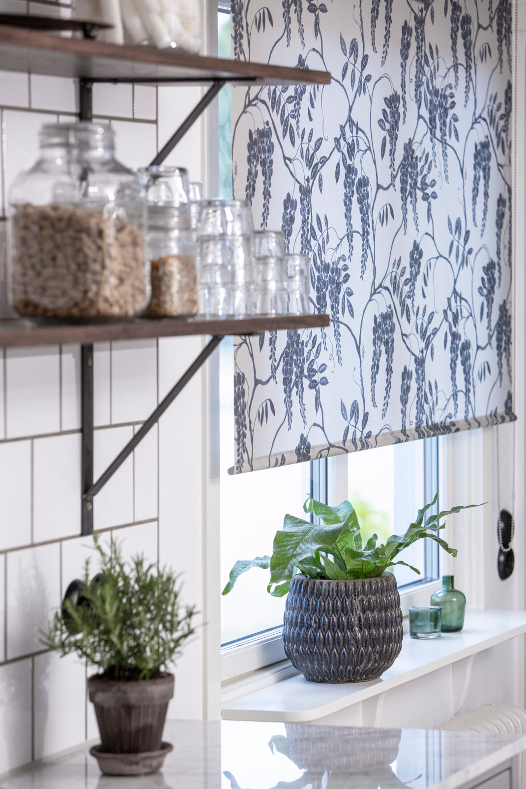 Romersk rullgardin med Wisteria-mönster